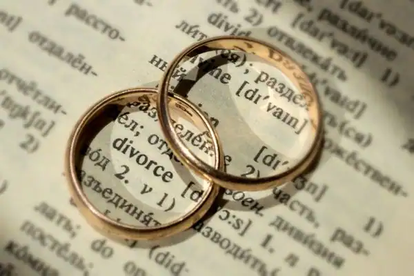 Image of rings removed before divorce mediation Hinckley